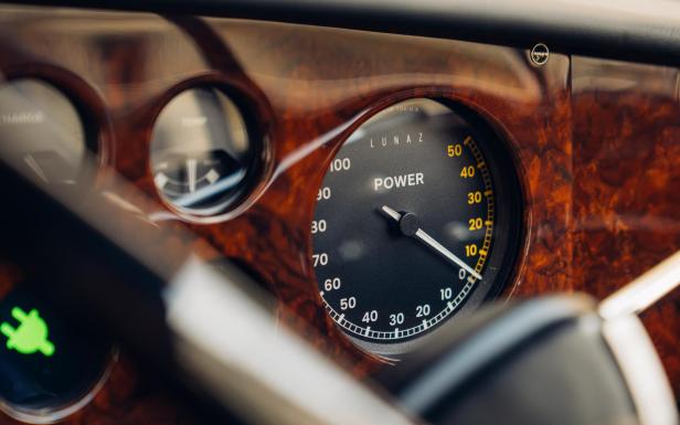 13._1961_bentley_s2_continental_upcyled_by_lunaz_design_ev_power_interior_dial.jpg