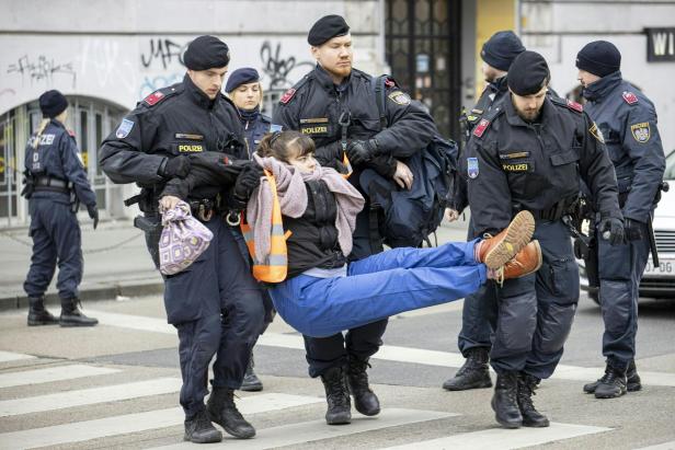 Polizei-Großaufgebot: Klima-Aktivisten am Westbahnhof angeklebt