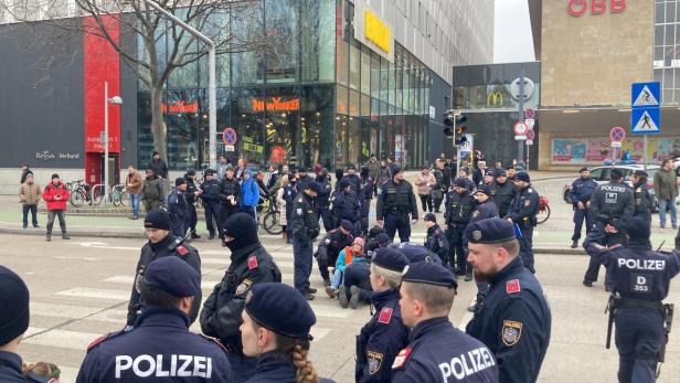 Polizei-Großaufgebot: Klima-Aktivisten am Westbahnhof angeklebt