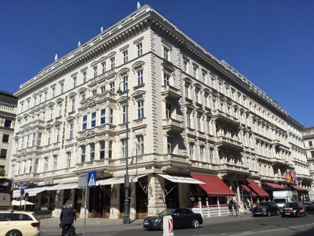 Das Hotel Sacher in Wien an einem sonnigen Tag.