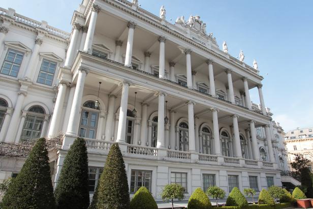 Das Palais Liechtenstein in Wien mit seiner weißen Fassade und den Säulen.