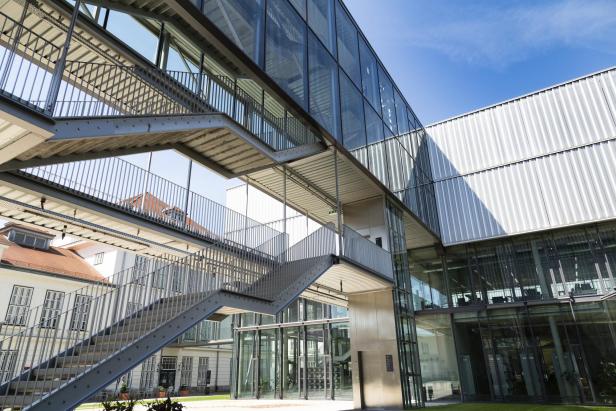 Eine Außenansicht der Donau-Universität Krems mit einer modernen Stahl- und Glaskonstruktion.