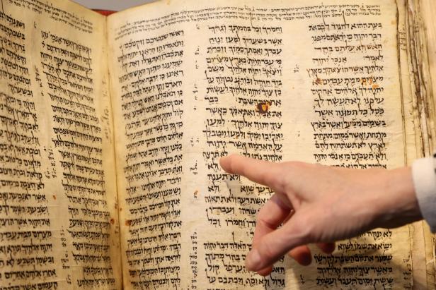 Älteste hebräische Bibel der Welt wird versteigert