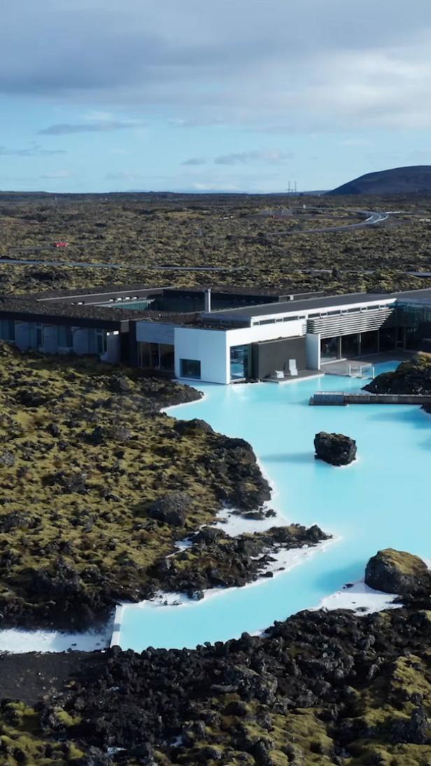Das Retreat Hotel an der Blauen Lagune in Island mit geothermalem Wasser und Lavafelsen.