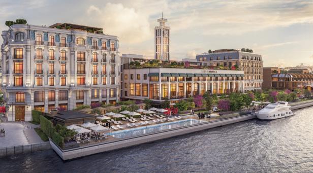 Das Peninsula Hotel liegt an einem Fluss mit einem Pool und einer Yacht.