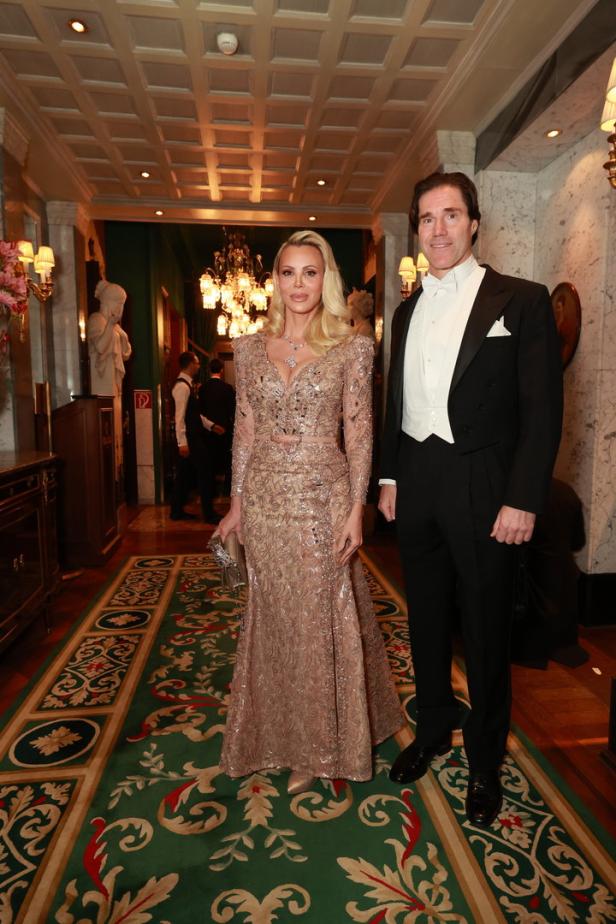 Elegante Glamour-Roben sind zurück auf dem Opernball