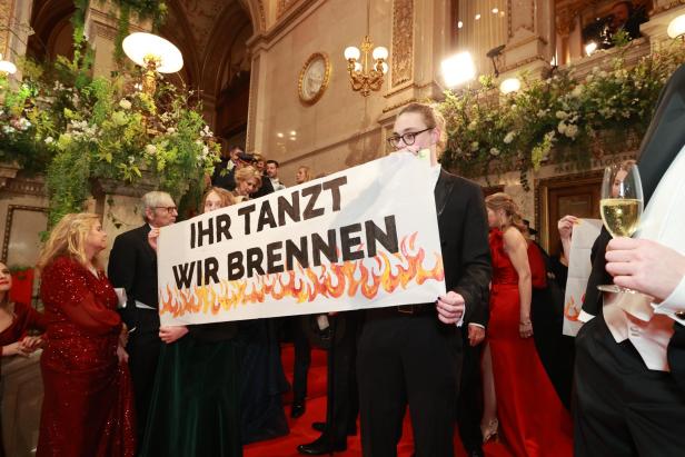 Klimaprotest beim Opernball: Aktion auf dem roten Teppich