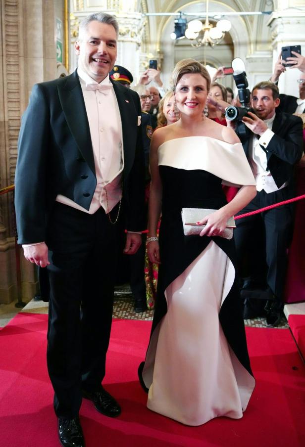 Elegante Glamour-Roben sind zurück auf dem Opernball