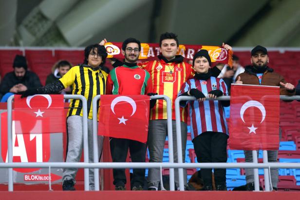 Fußball-Europacup in der Türkei: Diese Choreo geht unter die Haut