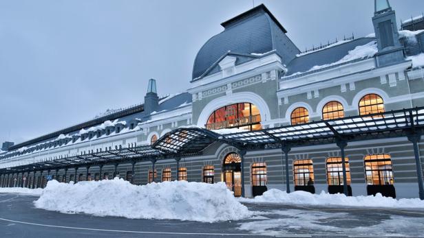 Das Bahnhofsgebäude von Nuria in den verschneiten Pyrenäen.