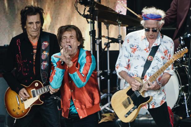 Die Rolling Stones treten auf einer Bühne auf.