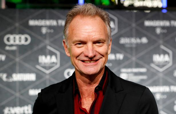 Porträt von Sting vor einem grauen Hintergrund mit Logos.