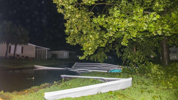 Nach einem Sturm liegen Trümmerteile im Garten eines Wohnhauses.