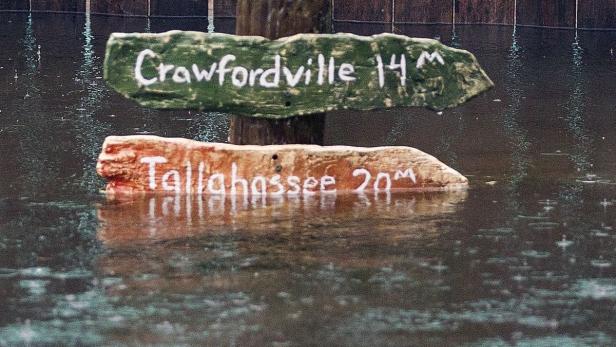 Wegweiser nach Crawfordville (14 Meilen) und Tallahassee (20 Meilen) stehen im Wasser.