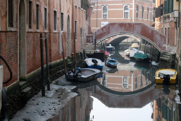 Gondeln im Schlamm: Venedig leidet unter Niedrigwasser