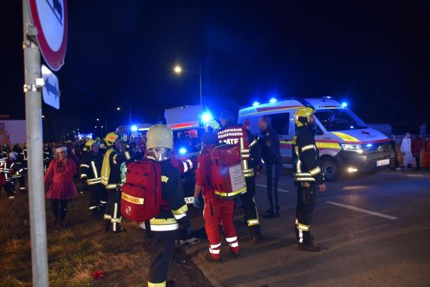 Faschingsumzug: 15 Verletzte bei Unglück im Bezirk Baden