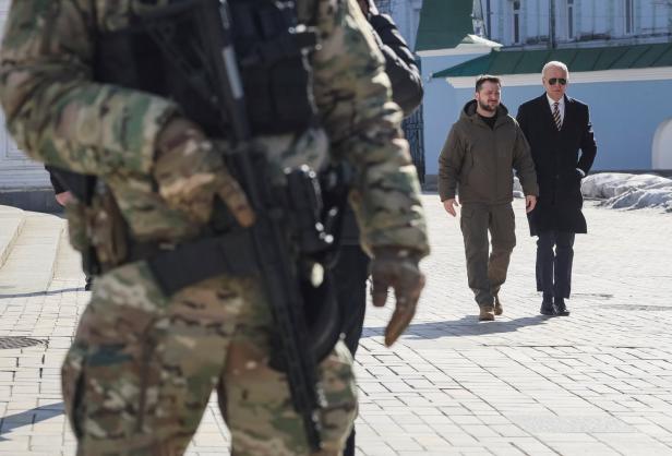 US-Präsident Biden überrascht mit Besuch in Kiew