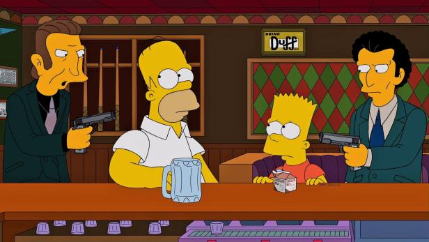 Homer und Bart Simpson werden in Moes Bar von zwei Männern mit Waffen bedroht.