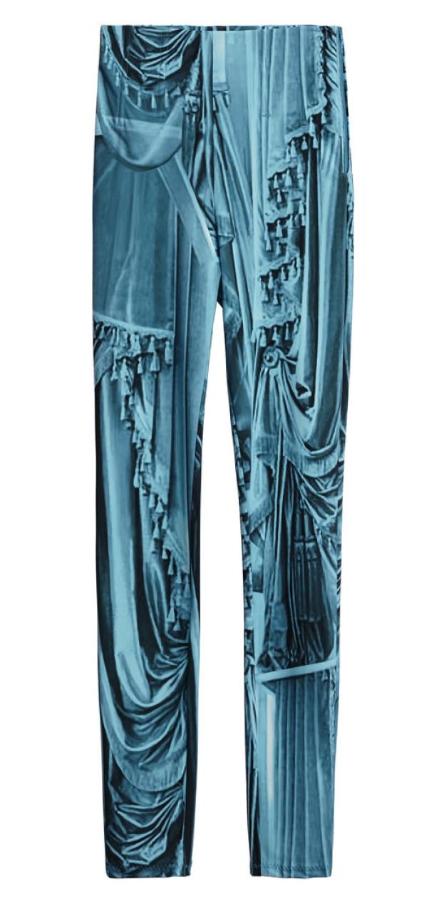 Eine Hose mit einem auffälligen Muster aus drapierten, türkisfarbenen Vorhängen.