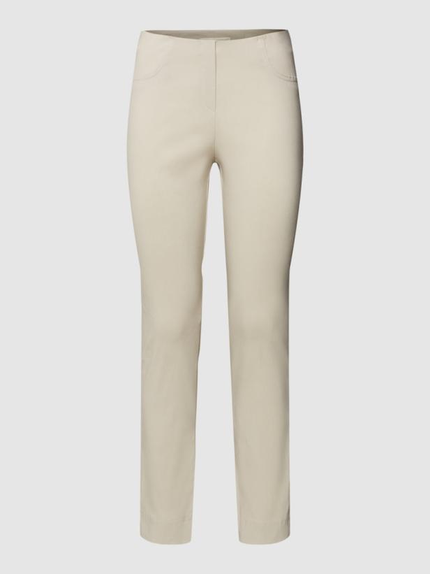 Eine hellbeige Stoffhose vor einem neutralen Hintergrund.