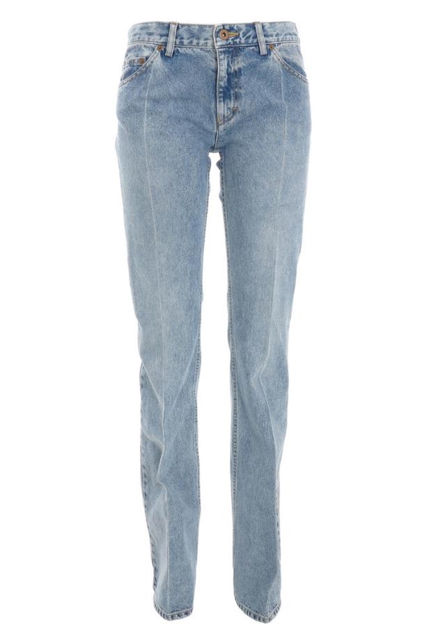 Eine hellblaue Jeanshose vor einem weißen Hintergrund.