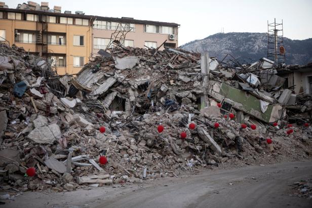 Erdbeben in Türkei: Ballons als "letztes Geschenk" für tote Kinder
