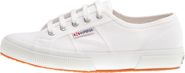 Ein weißer Superga-Sneaker mit orangefarbener Sohle.