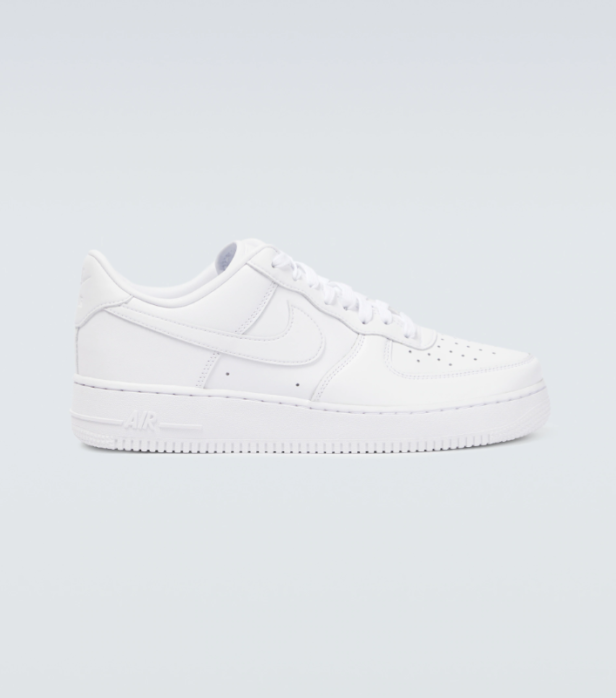 Ein weißer Nike Air Force 1 Sneaker vor einem hellgrauen Hintergrund.