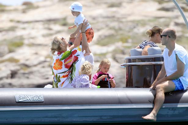 Eine Familie genießt einen Ausflug auf einem „SeaWater“-Boot.