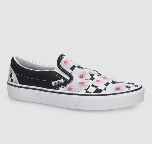 Ein Vans Slip-On-Schuh mit Schachbrettmuster und rosa Blumen.