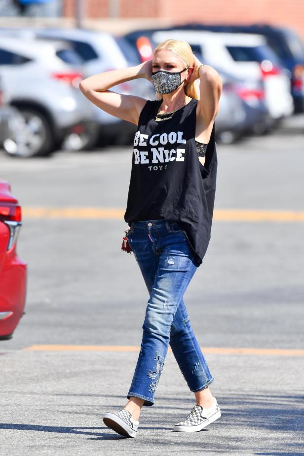Gwen Stefani mit einer schwarzen Maske und einem T-Shirt mit der Aufschrift „Be Cool Be Nice“.