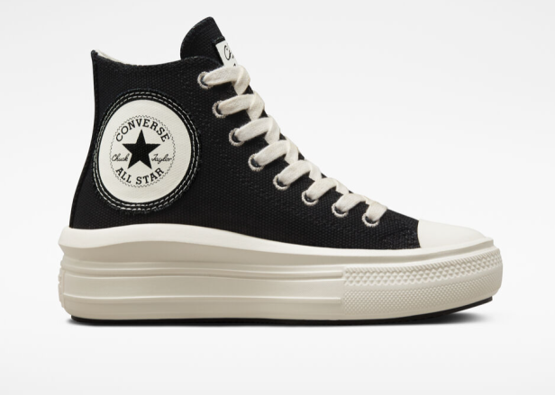 Ein schwarzer Converse Chuck Taylor All Star High-Top-Sneaker mit dicker, cremefarbener Sohle.