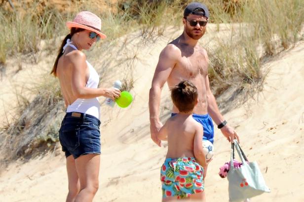 Eine Familie verbringt einen Tag am Strand.