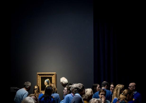 Besucher betrachten „Das Mädchen mit dem Perlenohrgehänge“ im Mauritshuis in Den Haag.