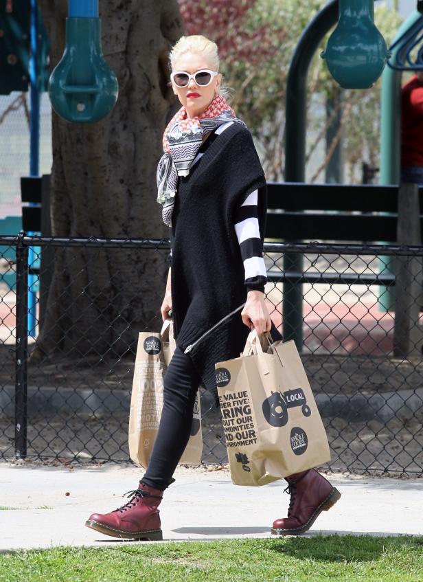 Gwen Stefani mit Einkaufstüten von Whole Foods in der Hand.