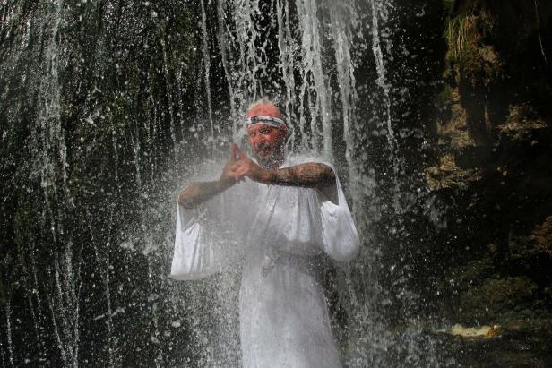 Seelenruhe unter kaltem Wasser: Tullner meditiert unter Wasserfall