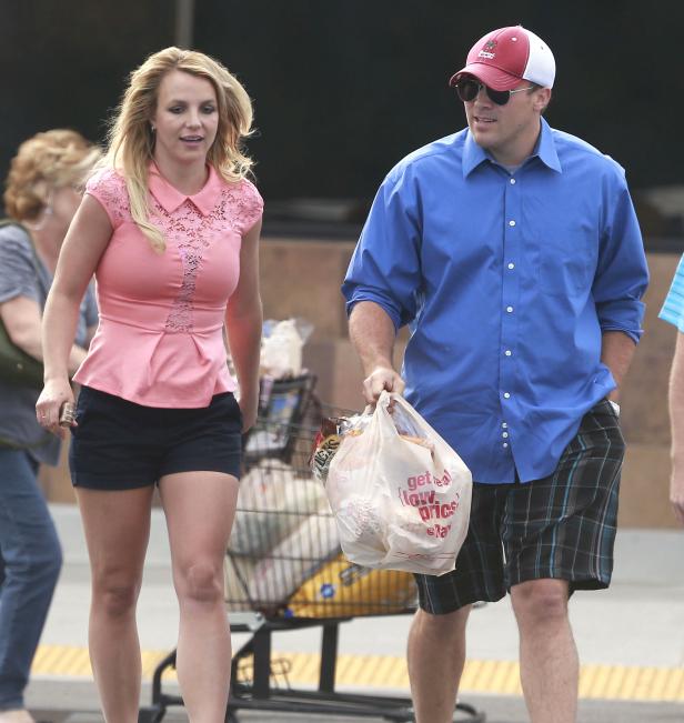 Britney Spears mit einem Mann beim Verlassen eines Geschäfts mit einem Einkaufswagen voller Lebensmittel.