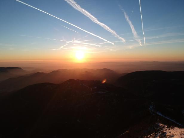 Sonnenaufgang über den verschneiten Bergen des Schneebergs.