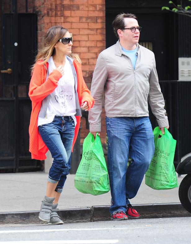Sarah Jessica Parker und Matthew Broderick mit Einkaufstüten auf der Straße.