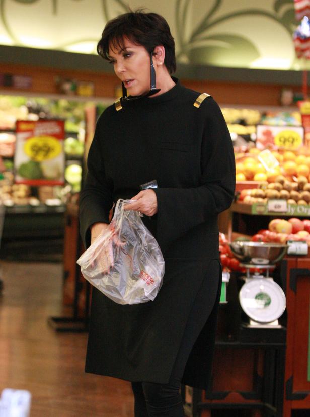 Kris Jenner kauft in einem Supermarkt ein.