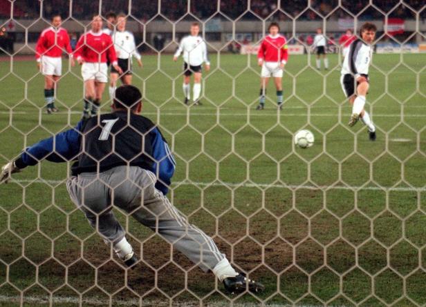 Ein Fußballspieler schießt einen Elfmeter auf das Tor.