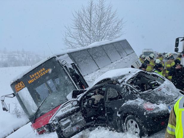 Auto gegen Postbus: Drei Tote bei tragischem Unglück in Salzburg