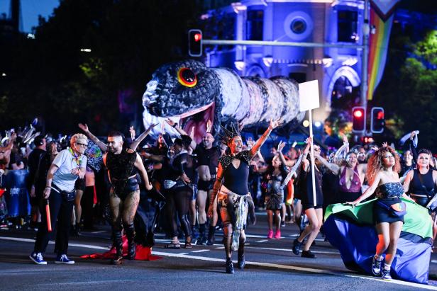 Ein Meer aus Glitter: Sydney feiert 45. Mardi Gras