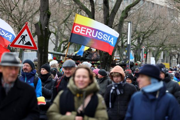 Tausende bei Berliner Demo für Friedensverhandlungen mit Russland