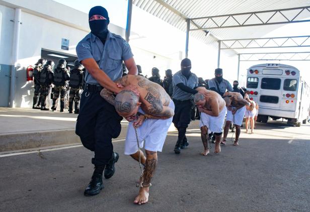 2.000 Gang-Mitglieder in neues "Mega-Gefängnis" verlegt