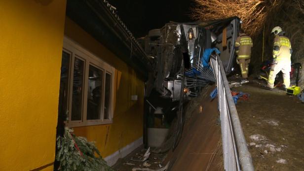 Reisebus stürzte über Böschung: Toter Bräutigam und viele Verletzte
