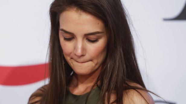 Katie Holmes blickt nach unten und beißt sich auf die Lippe.