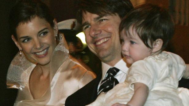 File photo shows Tom Cruise holding his daughter S Katie Holmes, Tom Cruise und ihre Tochter Suri posieren lächelnd für ein Foto.