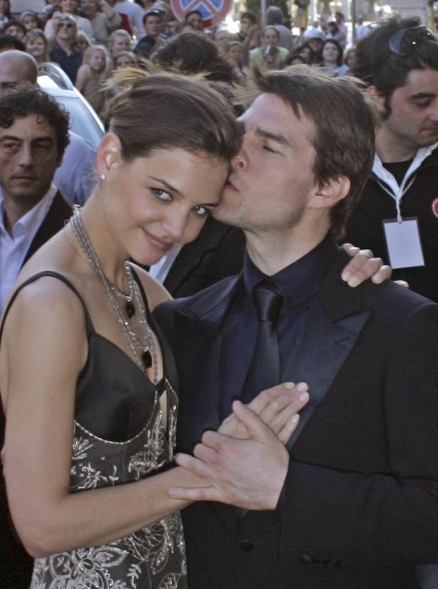 File photo shows Tom Cruise kissing his new girlfr Tom Cruise gibt Katie Holmes einen Kuss auf die Wange.