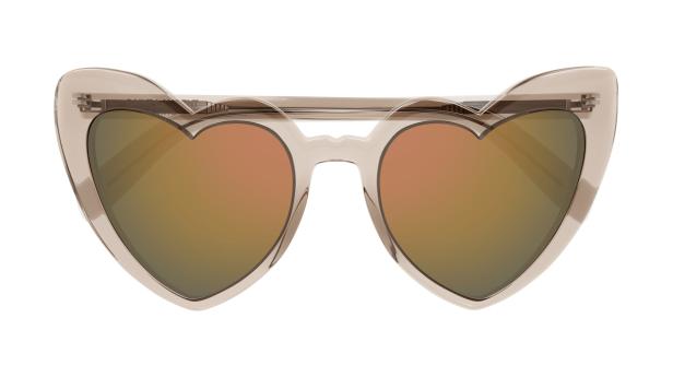 Eine rosafarbene herzförmige Sonnenbrille mit orangefarbenen Gläsern.